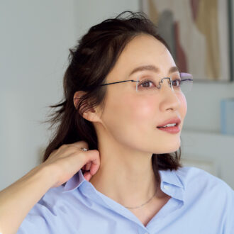 【めがねのメイク研究】リムレスめがねに合うメイクは？ 
メイクで立体感を出すのが正解！