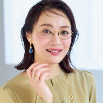 【めがねのメイク】50代のメタリックフレームに合うメイクは「ピンク」！
おすすめアイテムもご紹介