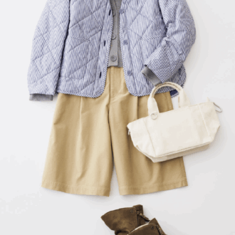 カーディガン¥3,990、ストライプシャツ¥3,990、ハーフパンツ¥2,990／すべてユニクロ、ほかはスタイリスト私物