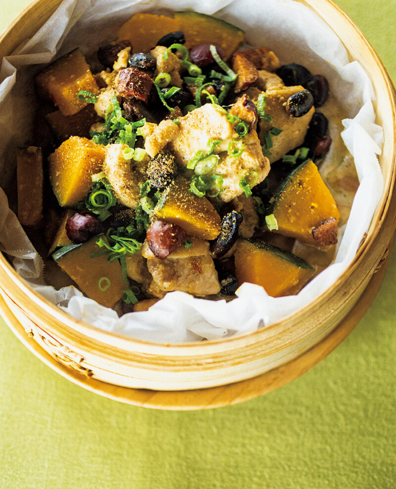 かぼちゃ、なつめ、黒豆、鶏肉の蒸しもの