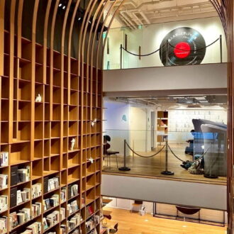 村上春樹作品の構造をイメージしたという“階段本棚”は、隈研吾さんによる設計。