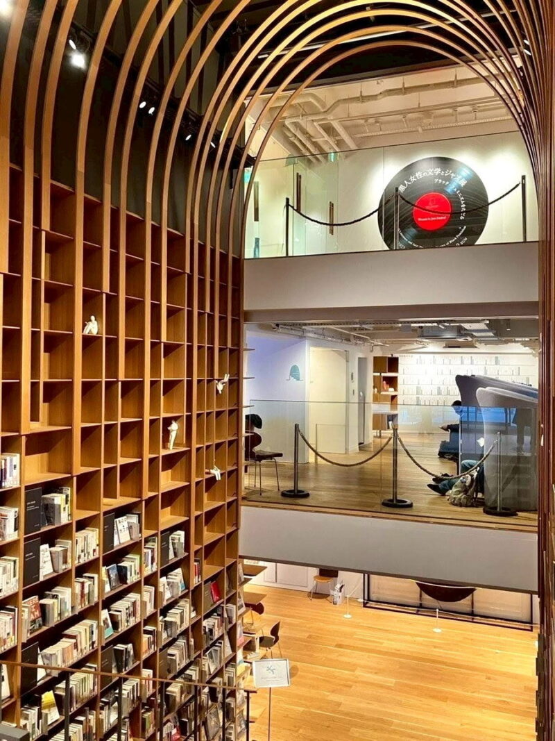 村上春樹作品の構造をイメージしたという“階段本棚”は、隈研吾さんによる設計。