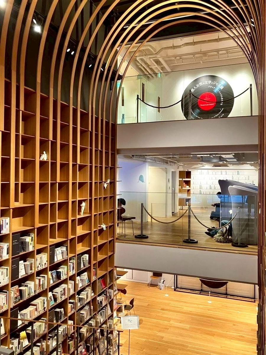 村上春樹作品の構造をイメージしたという“階段本棚”は、隈研吾さんによる設計。