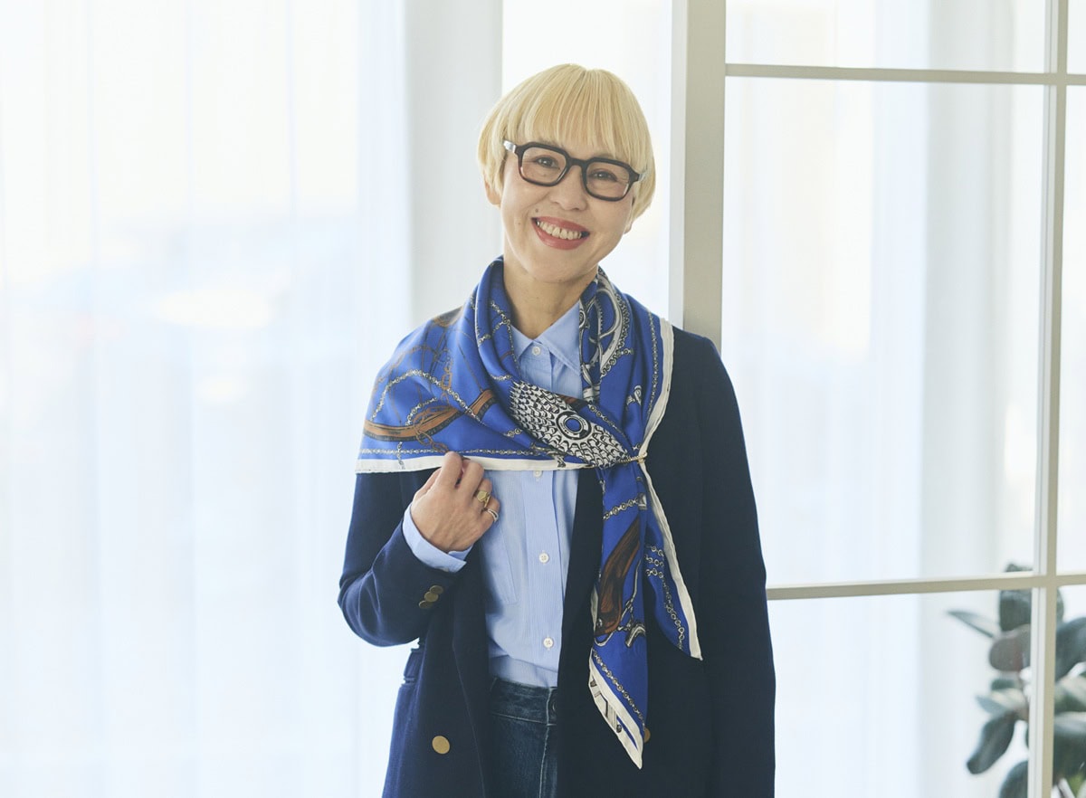 ジャケットやコートの上にも巻きやすいスカーフをブローチで留めるアレンジ