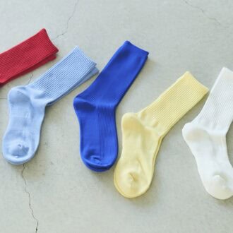 カラバリ豊富でスニーカーに合わせやすい、GUのリブパイルクルーソックス