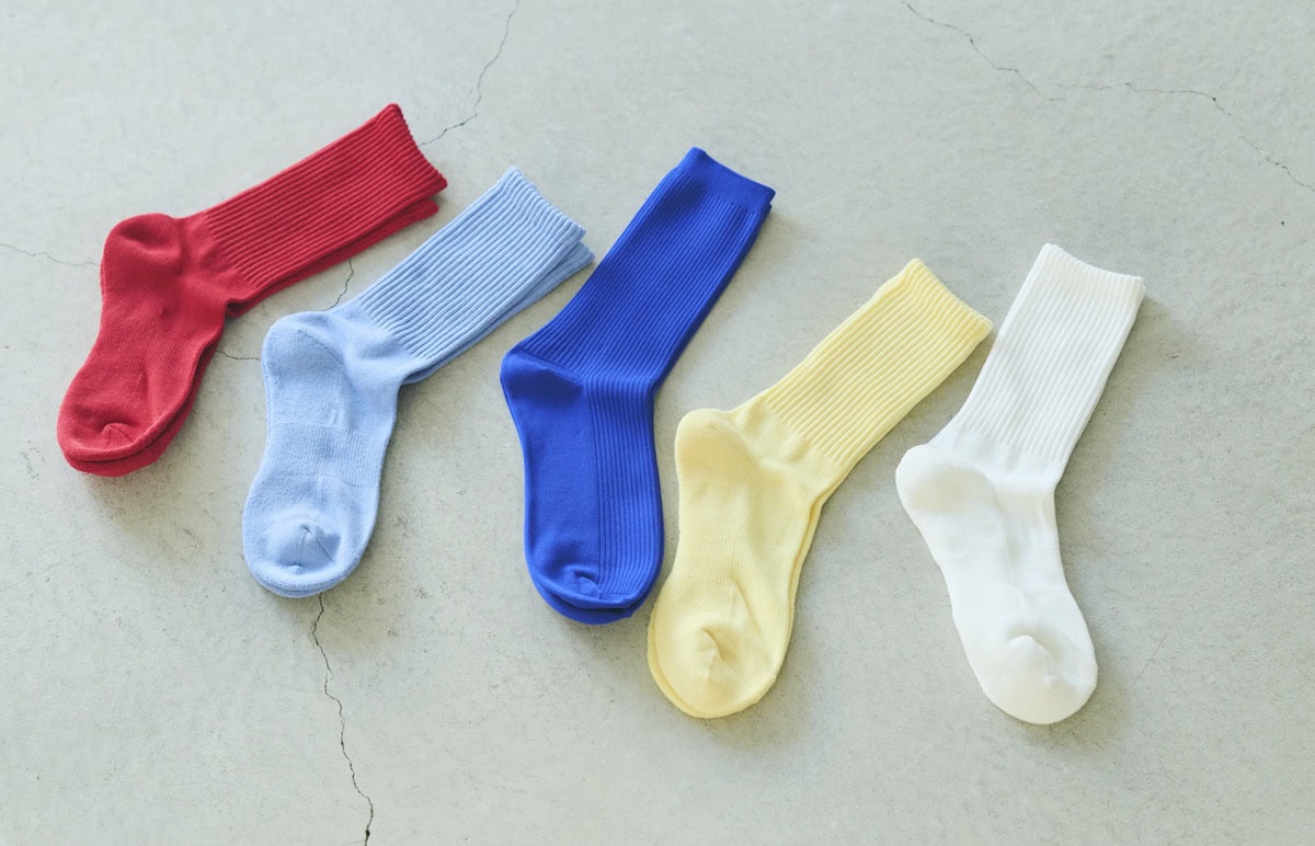カラバリ豊富でスニーカーに合わせやすい、GUのリブパイルクルーソックス