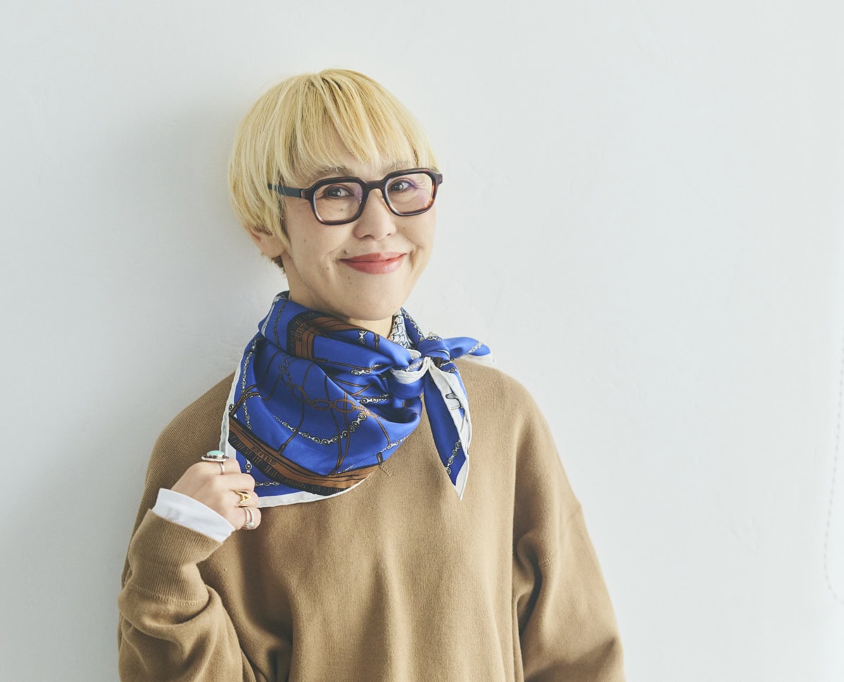 ふんわりスカーフをまとめて、顔まわりを華やかに