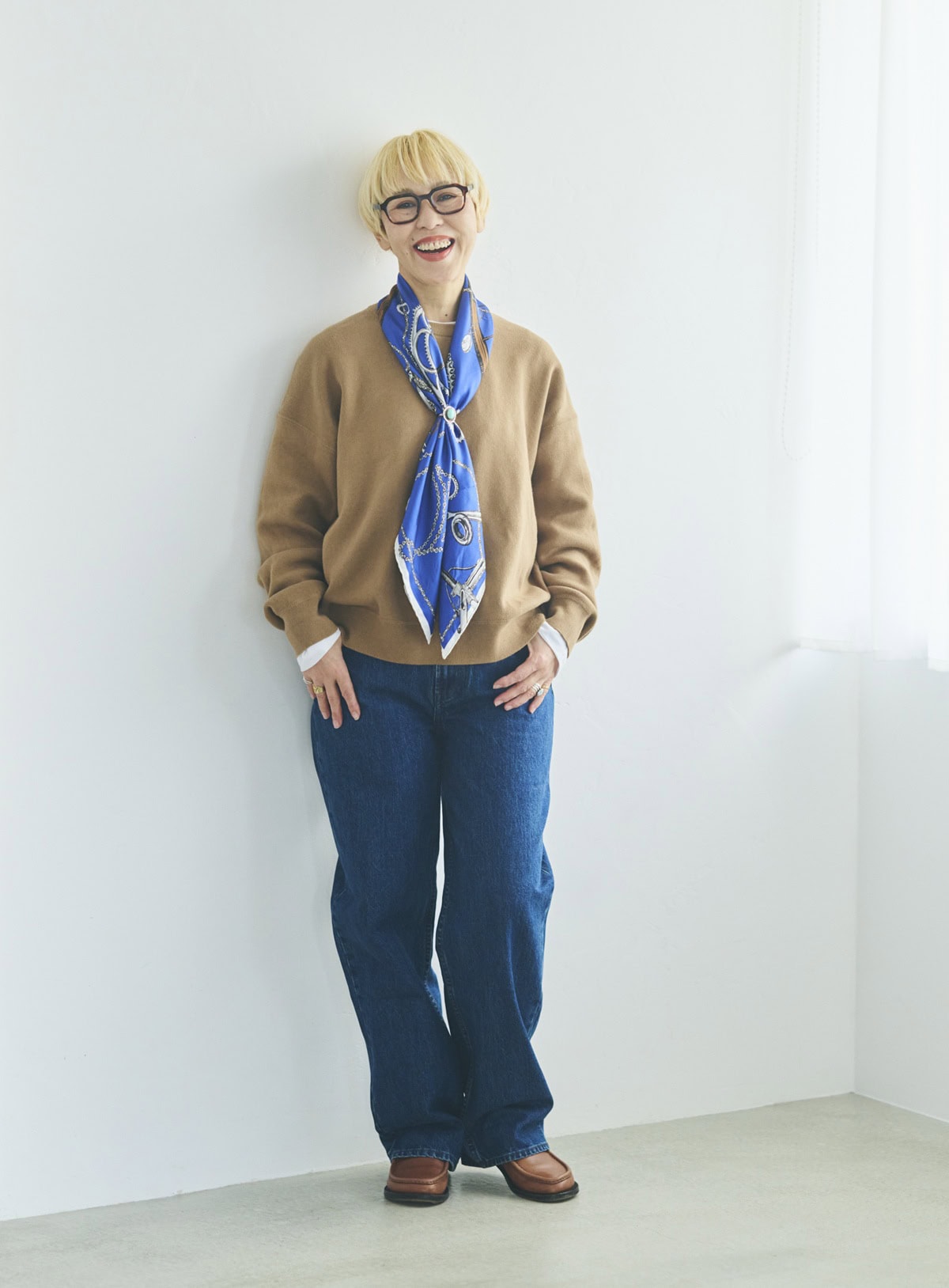 石付きのリングを使ってスカーフをまとめるアレンジ