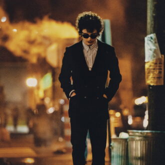 ボブ・ディランの若き日々を描く。『名もなき者／A COMPLETE UNKNOWN』©2026 Searchlight Pictures. All Rights Reserved.