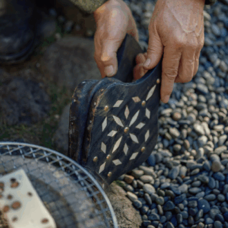 庭で七輪を使うときに活躍するのが、中に空気を送り込むための「ふいご」。