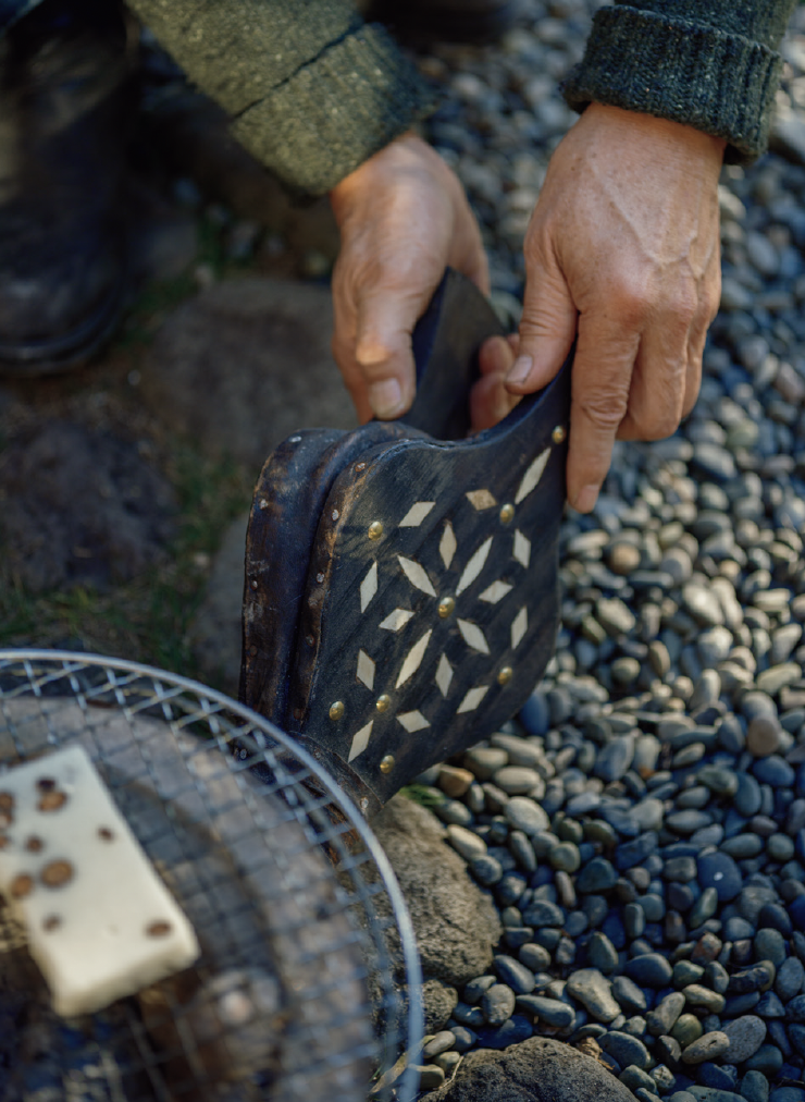 庭で七輪を使うときに活躍するのが、中に空気を送り込むための「ふいご」。