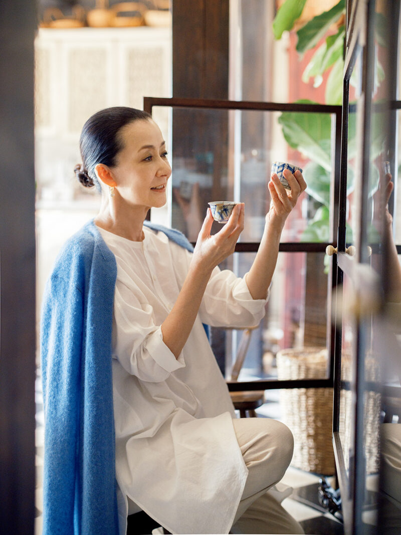 ブラウス¥46,200、パンツ¥46,200/ともにババグーリ(ヨーガンレール)、カーディガン¥69,300、ピアスパーツ¥13,200、ピアスフック¥37,400 /すべてヨーガンレール