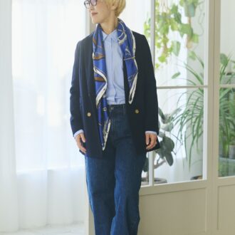 肩にかけたスカーフを、ブローチに通すアレンジ