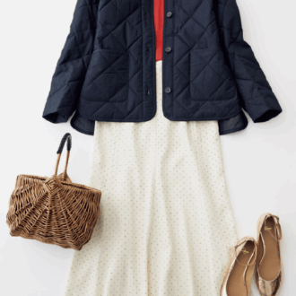 クルーネックセーター¥1,990、ドット柄マーメイドスカート¥3,990 ／ともにユニクロ、ほかはスタイリスト私物