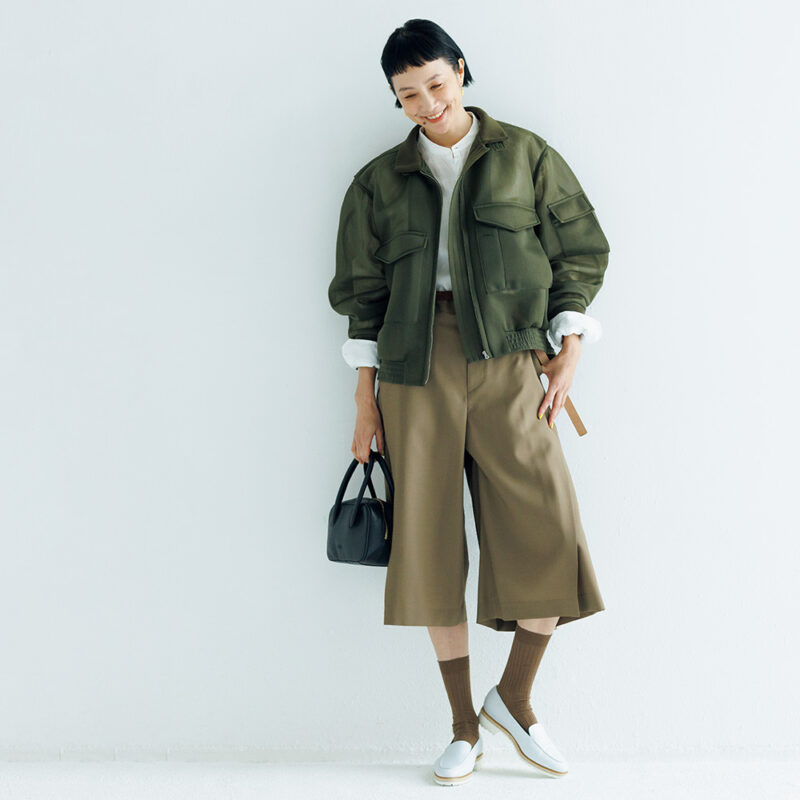 スリッポン¥41,800/銀座ヨシノヤ、ブルゾン¥68,200、パンツ¥50,600/ともにハイク(ボウルズ)、シャツ¥25,300 /ティッカ、バッグ¥37,400/モフィオラ(アマン)、ソックス¥3,630/パンセレラ(真下商事)、ベルト¥13,200/レフィエ(フラッパーズ)、ピアス¥38,500 /テッド・ミューリング(カ ジツ)