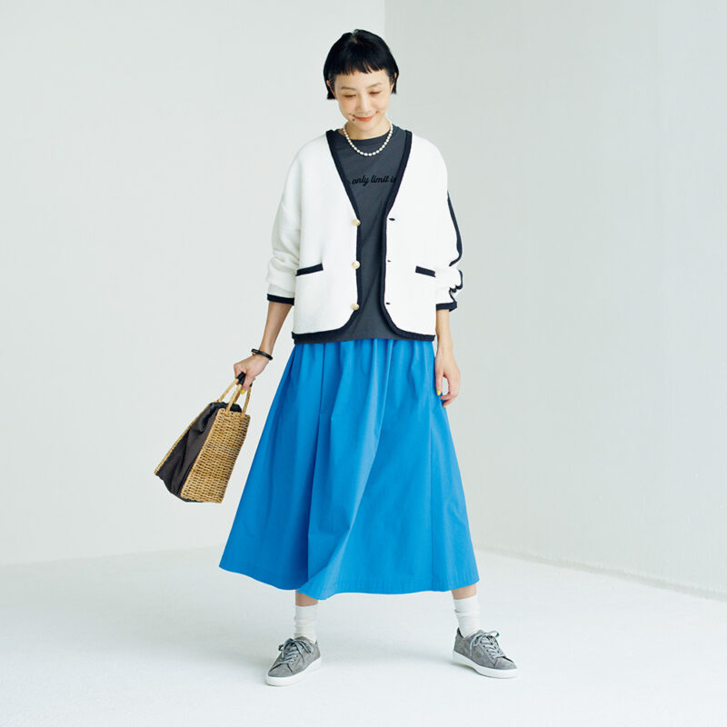 スニーカー¥33,000 /銀座ヨシノヤ、Tシャツ¥8,800、ジャケット¥31,900/ともにマカフィー(トゥモローランド)、フレアスカート¥18,700/ボールジィ(ともにトゥモローランド)、ソックス¥3,300 /パンセレラ(真下商事)、パールネックレス¥17,600/ハリス(金万)、バングル¥28,600/シーエックスシー(アマン)、バッグ¥39,600 /ロワズィール