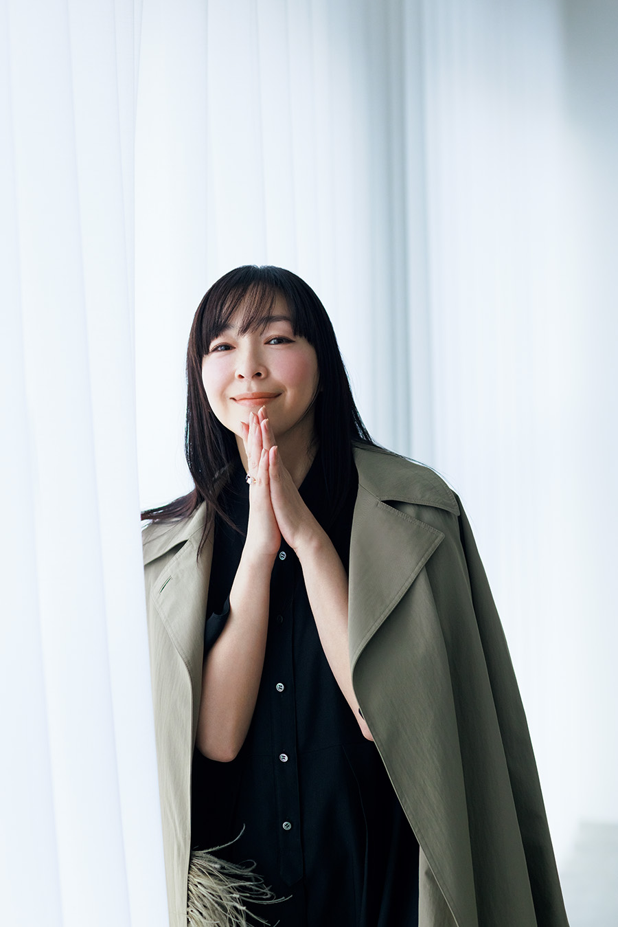 ワンピース¥75,900、コート¥209,000／ともにエブール（リ トルリーグ インク）、リング¥377.300 ／タサキ