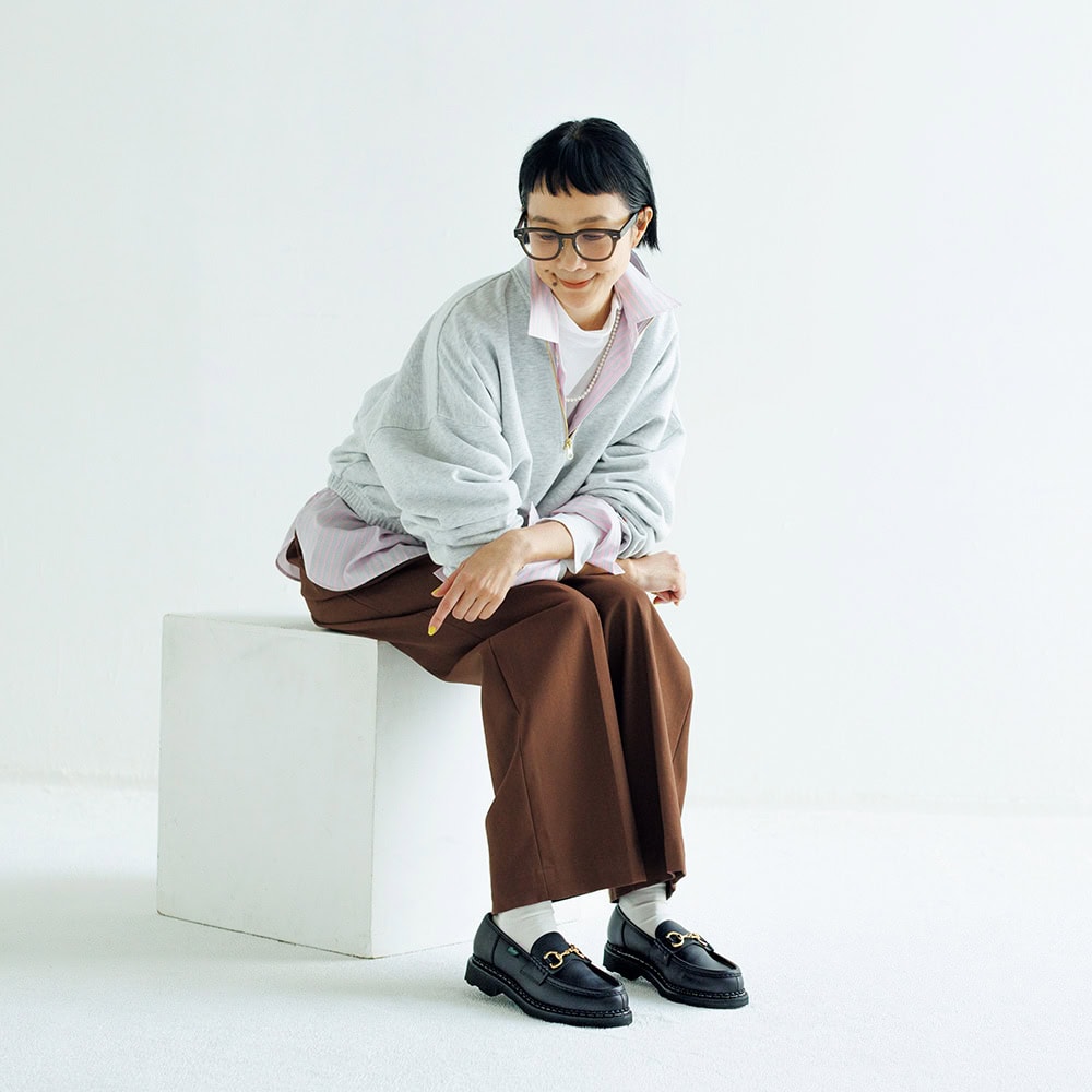 ローファー¥94,600 /パラブーツ(パラブーツ青山店)、ジッププルオーバー¥8,800 /ラッセルアスレティック(グレースインターナショナル)、ハイネックカットソー¥7,700 /コンジェペイエ アデュートリステス、シャツ¥29,920/アストラット(エディット ユナイテッドアローズ梅田店)、パンツ¥36,300 /タンジェント(ザエディット ストア)、パールネックレス¥11,000/アデュートリステス、メガネ¥19,800 /ザベッドフォード ホテル(キングスター)、ソックス¥3,300 /パンセレラ(真下商事)