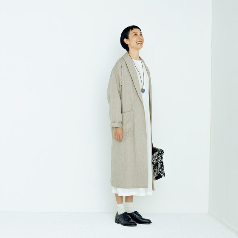 シューズ￥75,900／ワイエムウォルツ（マービン&ソンズ）、コート￥53,900 ／スリードッツ（スリードッツ表参道店）、ワンピース ※参考色￥44,000／プレインピープル（プレインピープル青山）、ネックレス￥47,300 ／ルナール ビジュー（プレインピープル青山）、ソックス￥3,300／パンセレラ（真下商事）、スカーフバッグ￥64,900 ／マニプリ