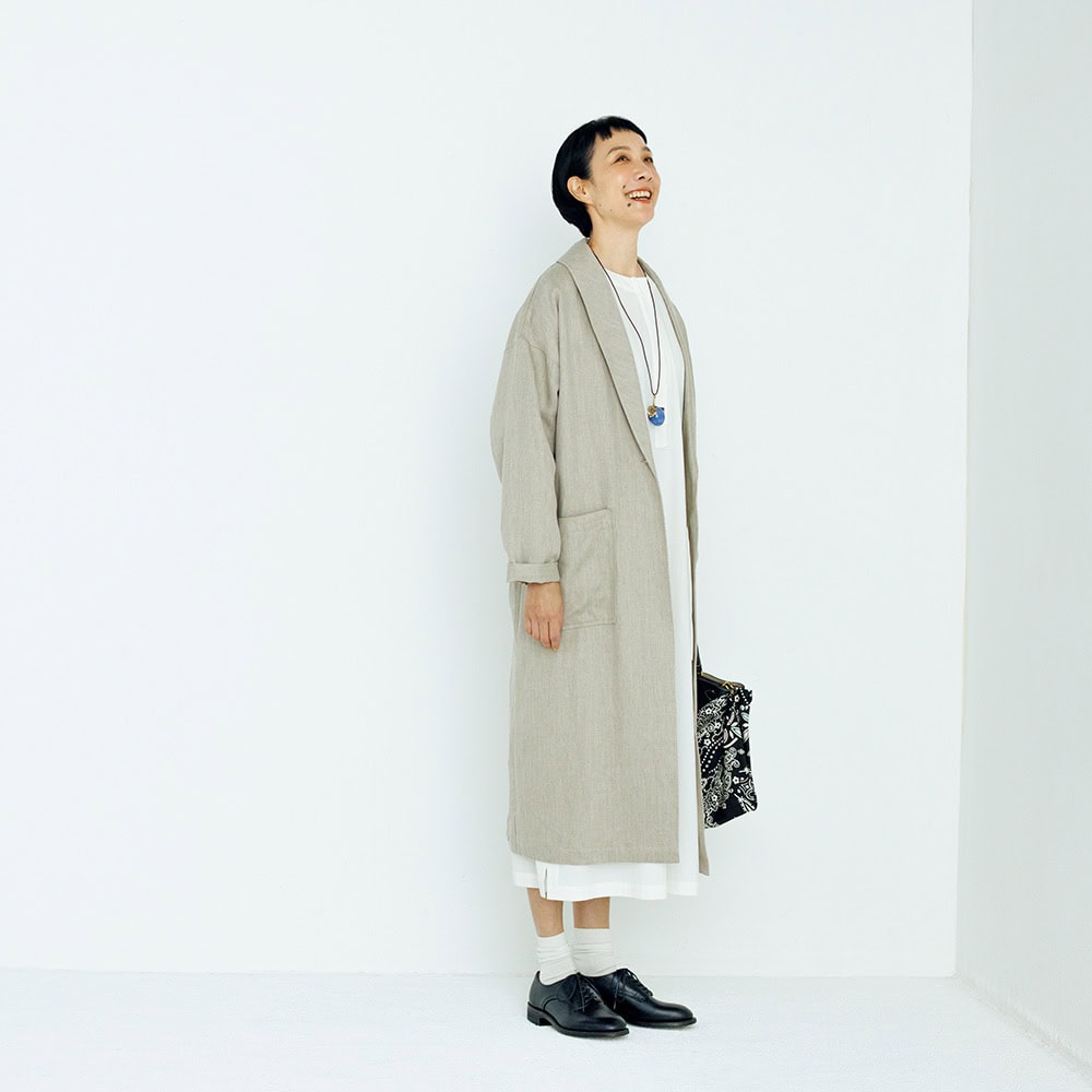 シューズ¥75,900/ワイエムウォルツ(マービン&ソンズ)、コート¥53,900 /スリードッツ(スリードッツ表参道店)、ワンピース ※参考色¥44,000/プレインピープル(プレインピープル青山)、ネックレス¥47,300 /ルナール ビジュー(プレインピープル青山)、ソックス¥3,300/パンセレラ(真下商事)、スカーフバッグ¥64,900 /マニプリ