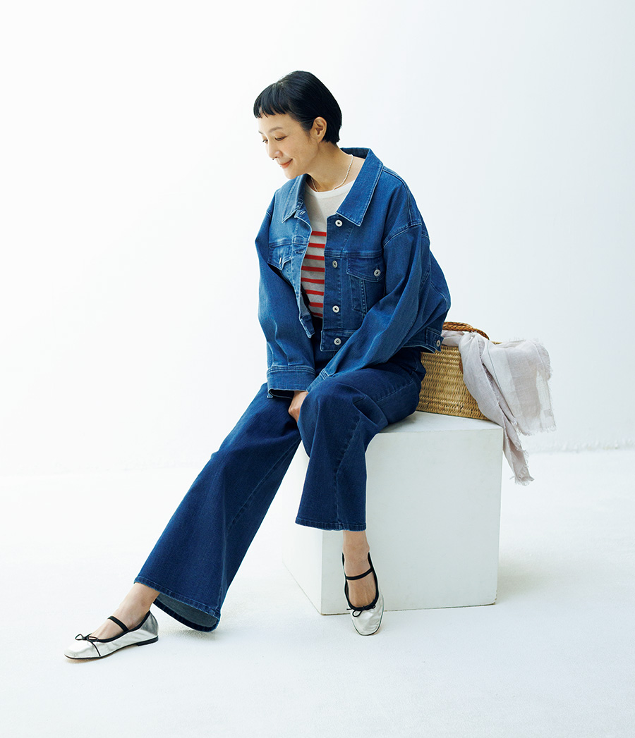 シューズ¥31,900 /ペリーコサニー(アマン)、ボーダーニット¥20,900/トラディショナルウェザーウェア(トラディショナル ウェザーウェア渋谷店)、デニムジャケット¥35,200、パンツ¥28,600 /ともにスリードッツ(スリードッツ表参道店)、ネックレス¥9,900/アデュートリステス、かごバッグ¥13,200/ケッシュ ル エッセンシャル(ザ エディット ストア)、ストール¥17,600/ニムニムデュアイ(プレインピープル青山)