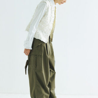 シューズ¥42,900/スペルタ(フラッパーズ)、ピアス¥34,650 /オクチジュエリー(フラッパーズ)、シャツ¥40,700、ベスト¥165,000、カーゴパンツ¥143,000/すべてマディソンブルー