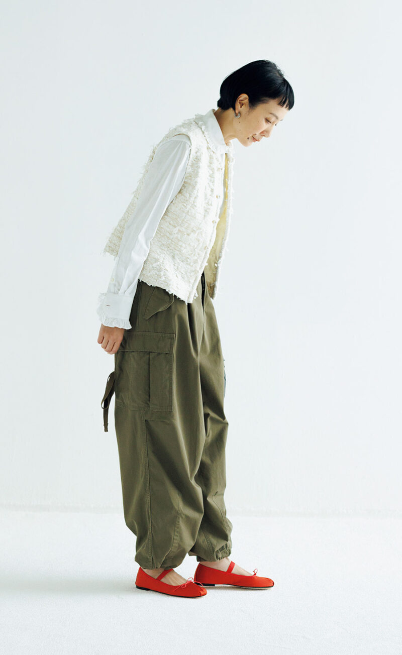 シューズ¥42,900/スペルタ(フラッパーズ)、ピアス¥34,650 /オクチジュエリー(フラッパーズ)、シャツ¥40,700、ベスト¥165,000、カーゴパンツ¥143,000/すべてマディソンブルー