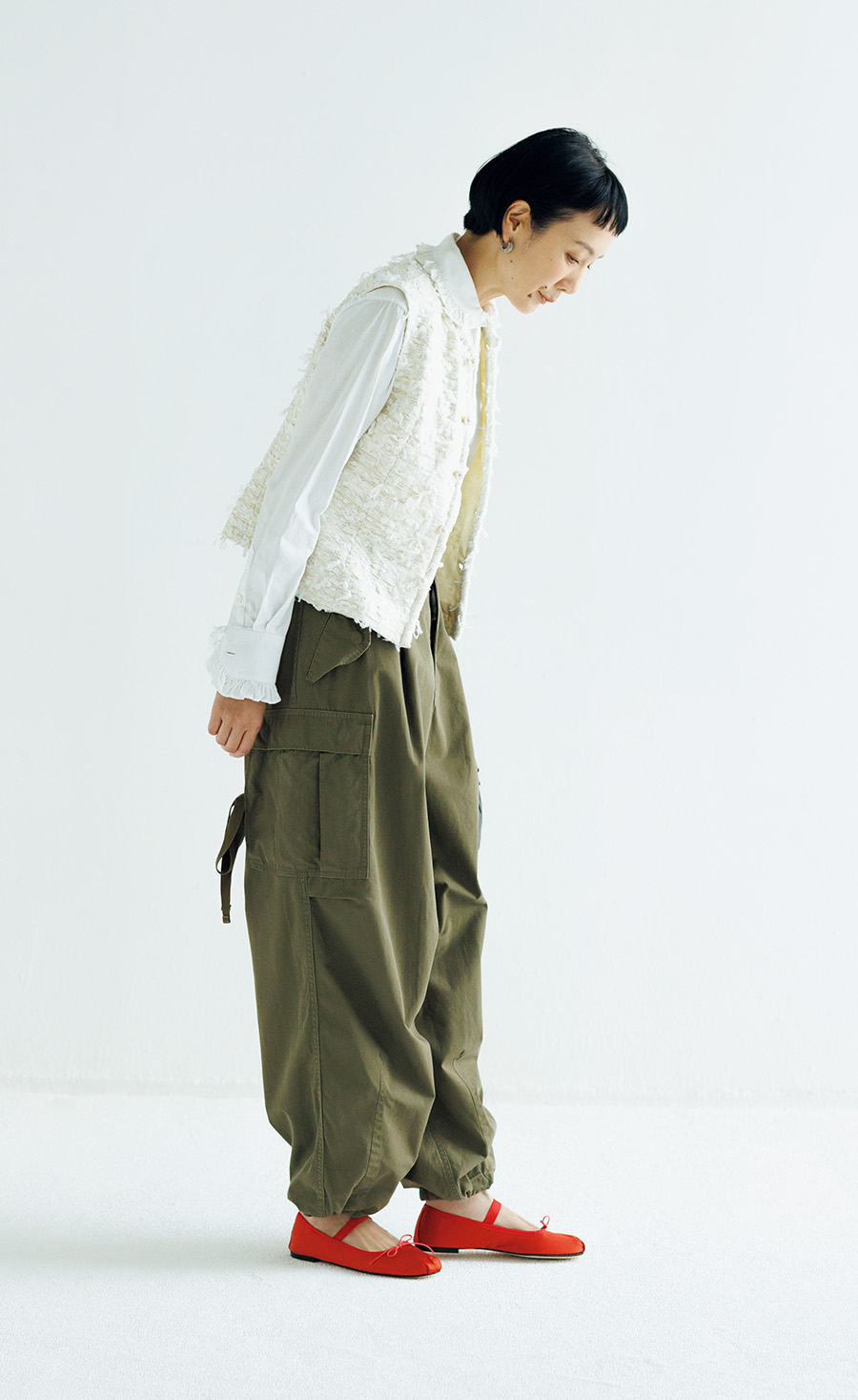 シューズ¥42,900/スペルタ(フラッパーズ)、ピアス¥34,650 /オクチジュエリー(フラッパーズ)、シャツ¥40,700、ベスト¥165,000、カーゴパンツ¥143,000/すべてマディソンブルー