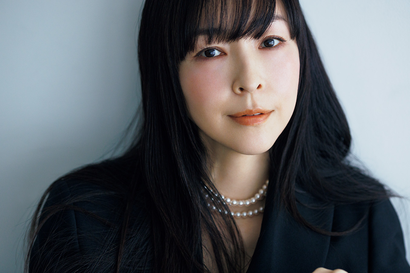 麻生久美子さん 「内側がきれいであれば、外側もきれいになるはず」 ジャケット¥110,000 ／ハイク（ボウルズ）、ネックレス¥1,672,000 ／タサキ