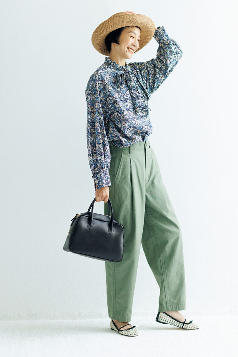 バッグ￥23,100／タイドウェイ（タイドウェイ原宿）、シャツ￥31,900 ／アデュートリステス、カーゴパンツ￥23,100／ル シェル ド ハリス（金万）、帽子￥44,000／ヘレンカミンスキ ー（ヘレンカミンスキー GINZA SIX店）