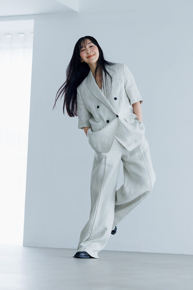 ジ ャ ケ ッ ト ¥ 86,900、 パ ン ツ ¥ 64,900 / と も に エ ブ ー ル ( リ トルリーグ インク)、靴¥127,900/トッズ(トッズ・ジャパン)、 ネックレス¥645,700/タサキ