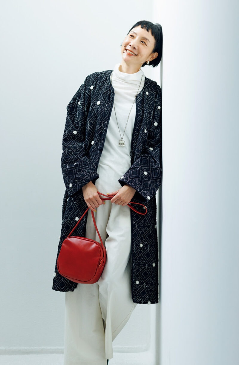 バッグ¥17,600/タイドウェイ(タイドウェイ原宿)、コート¥101,200、タートル¥13,200/ともにパドカレ(パドカレ六本木)、パンツ¥24,200/ロワズィール、ネックレス¥22,000/トレマイデ(プレインピープル青山)、ピアス 価格未定/プラウ