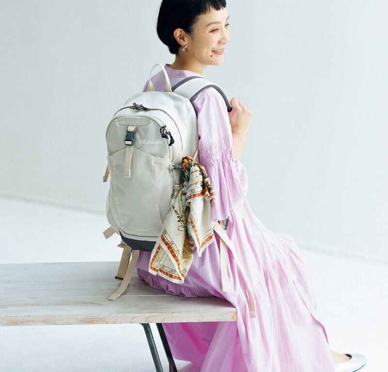 リュック￥8,800 ／コロンビア（コロンビアスポーツウエアジャパン）、ワンピース￥25,960／ファナカ（ティースクエア プレスルーム）、スカーフ￥33,000／ファリエロ サルティ（八木通商）、ピアス 価格未定／プラウ、パンプス￥26,400／銀座ヨシノヤ