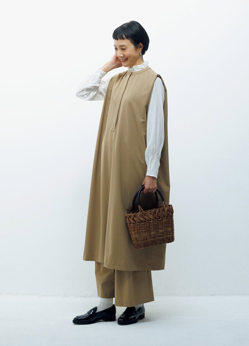 かごバッグ 価格未定／CITE、ブラウス￥26,400／アデュートリステス、ワンピース￥39,600、パンツ￥26,400／ともにロワズィール、ピアス 価格未定／プラウ、ローファー￥20,900 ／銀座ヨシノヤ、ソックス￥3,300 ／パンセレラ（真下商事）