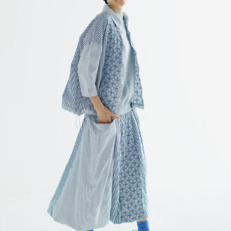 コットンブラウス￥31,900、コットンスカート￥35,200、コットンウールニットプルオーバー￥29,700、ソックス￥3, 080、レザースニーカー￥31, 900