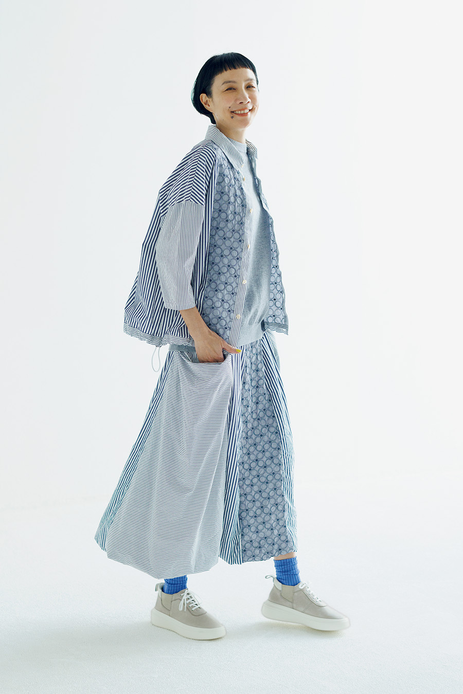 コットンブラウス￥31,900、コットンスカート￥35,200、コットンウールニットプルオーバー￥29,700、ソックス￥3, 080、レザースニーカー￥31, 900