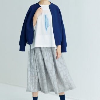 コットン混ニット￥31,900、コットンTシャツ￥19,800、スカート￥48,400、ソックス￥3,080、レザースニーカー￥31,900