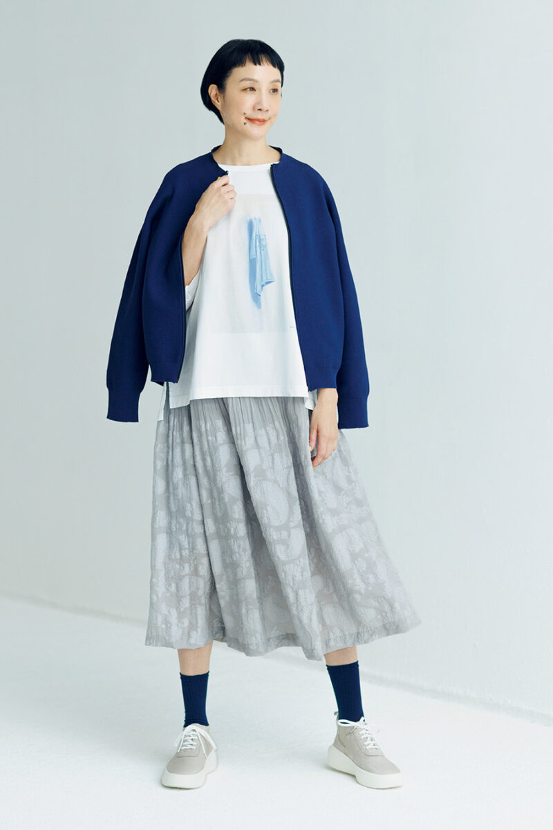 コットン混ニット¥31,900、コットンTシャツ¥19,800、スカート¥48,400、ソックス¥3,080、レザースニーカー¥31,900