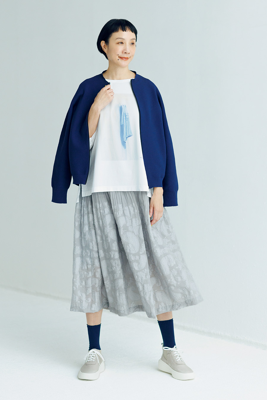 コットン混ニット￥31,900、コットンTシャツ￥19,800、スカート￥48,400、ソックス￥3,080、レザースニーカー￥31,900