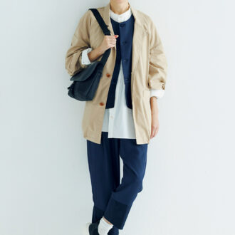 ジャケット￥50,600、ベスト￥33,000、刺しゅうシャツ￥33,000、パンツ￥33,000、ソックス￥3,080、スニーカー￥ 31,900