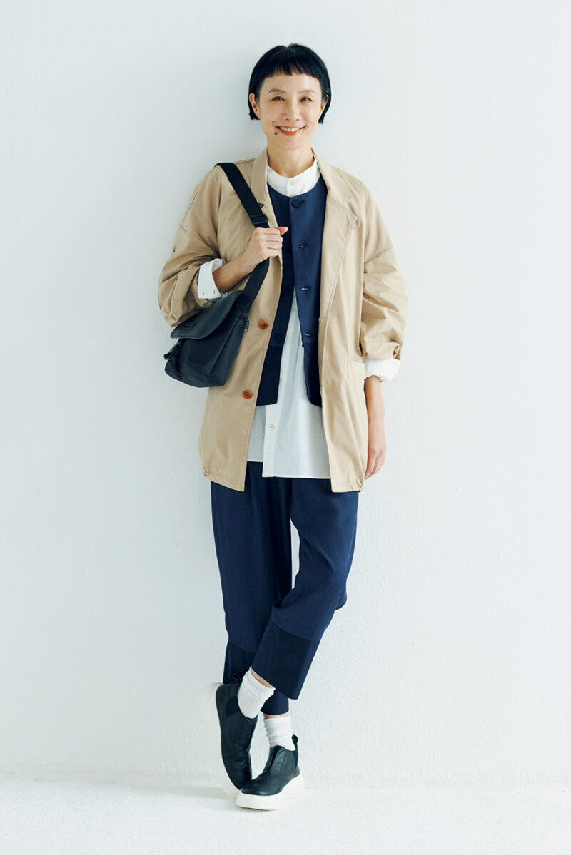 ジャケット¥50,600、ベスト¥33,000、刺しゅうシャツ¥33,000、パンツ¥33,000、ソックス¥3,080、スニーカー¥ 31,900