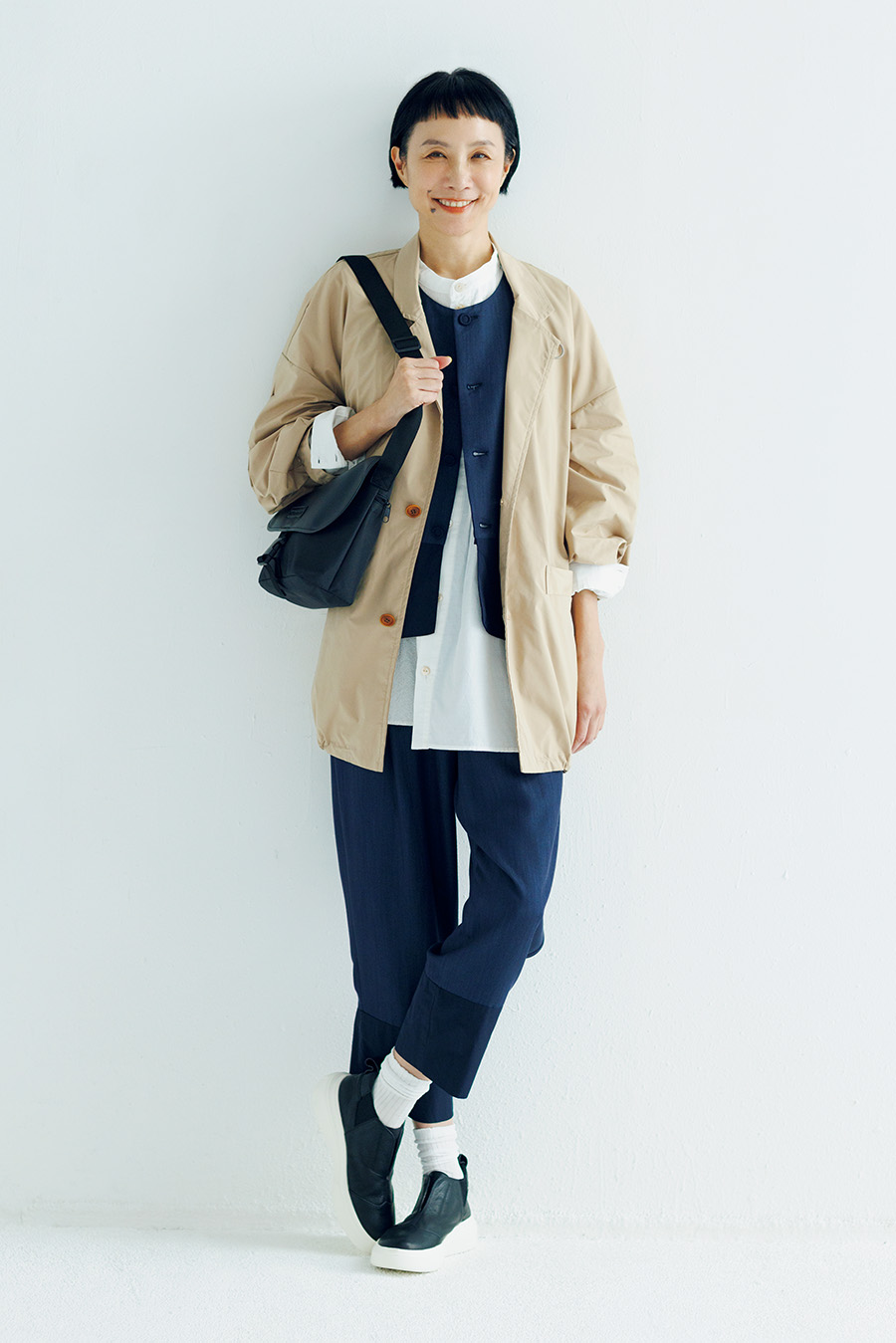 ジャケット￥50,600、ベスト￥33,000、刺しゅうシャツ￥33,000、パンツ￥33,000、ソックス￥3,080、スニーカー￥ 31,900