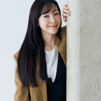 ジャケット¥80,800、ワンピース¥55,200 ／ともにテラ（テ ィースクエア プレスルーム）、靴¥201,300 ／ピエール アル ディ（ピエール アルディ 東京）、イヤリング¥936,100、リ ング¥1,914,000 ／ともにタサキ