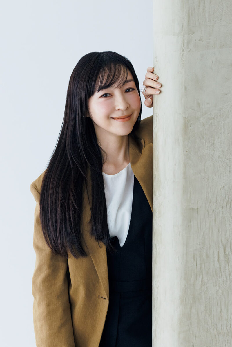 ジャケット¥80,800、ワンピース¥55,200 /ともにテラ(テ ィースクエア プレスルーム)、靴¥201,300 /ピエール アル ディ(ピエール アルディ 東京)、イヤリング¥936,100、リ ング¥1,914,000 /ともにタサキ