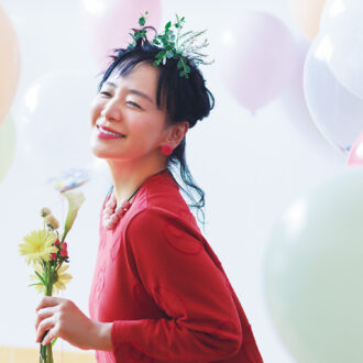 撮影に準備してあった草花と同級生が作った服で、ワイワイあれこれコーディネート。