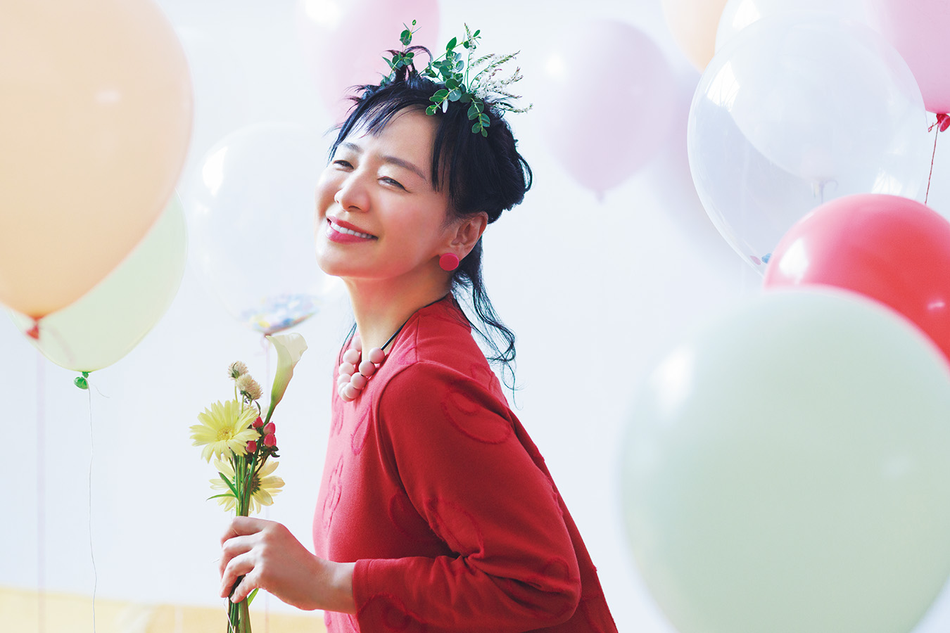 撮影に準備してあった草花と同級生が作った服で、ワイワイあれこれコーディネート。