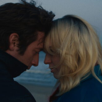 主演のホワイトは猛特訓の末に歌や歌唱を吹き替えなしで行った。『スプリングスティーン 孤独のハイウェイ』© 2026 20th Century Studios