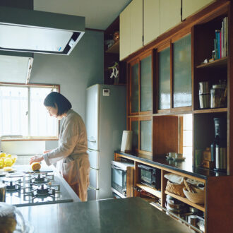 収納の工夫がいっぱい！ 料理上手のキッチン
築70年の実家をリノベして叶えた機能美に満ちた空間