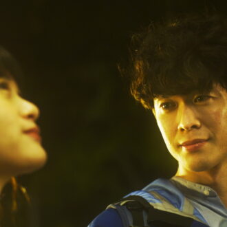 宮沢氷魚が「青い絵しか描かない」青年を演じる。©2022「はざまに生きる、春」製作委員会