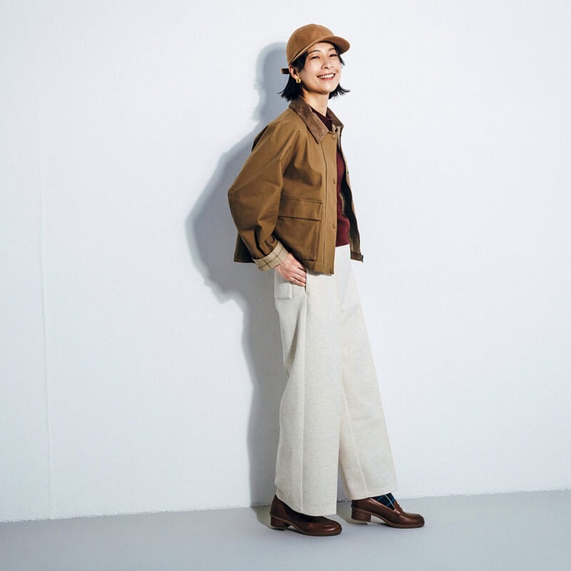 ユーティリティショートジャケット¥6,990、ポロセーター¥2,990/ともにユニクロ、キャップ¥13,200/グラヴェール(ムーンバット)、イヤリング¥11,000/ アビステ、チェック柄靴下¥1,320/靴下屋(タビオ)、ローファー¥33,000/ダンスコ(シースター)